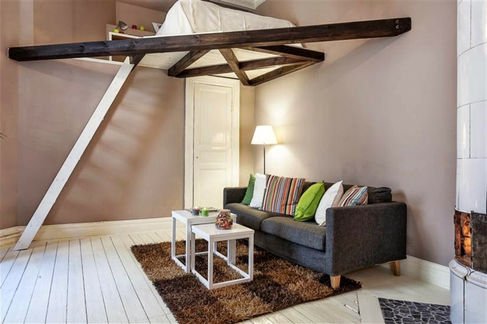 mezzanine chambre, petite mezzanine avec lit, plancher en bois blanc, échelle blanche, tapis rectangulaire