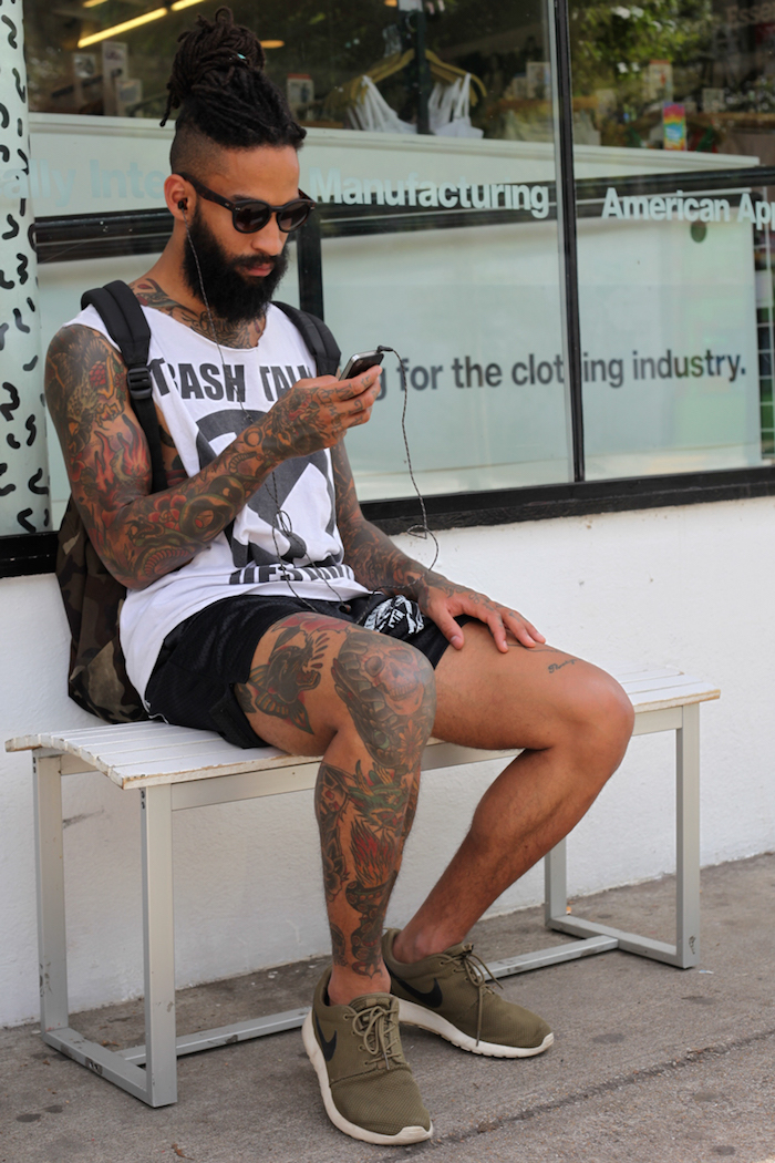 épaisse barbe black hipster dreads coupe chignon homme undercut tatouage jambe hipster