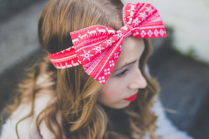 modele de coiffure de noel simple, cheveux bouclées et bandeau de tête en rouge et blanc avec noeud à motifs de noel