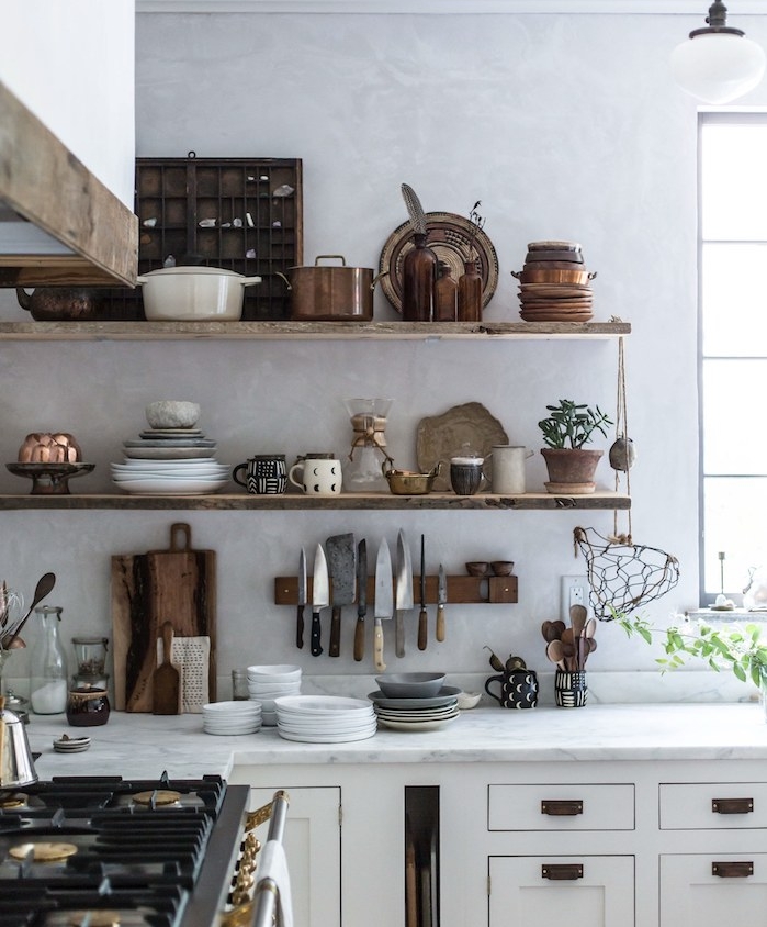 cuisine rustique campagne avec facade blanche, vaisselle et ustensiles en blanc, bois, cuivre, ceramique sur des etageres en bois rustiques, mur gris blanc