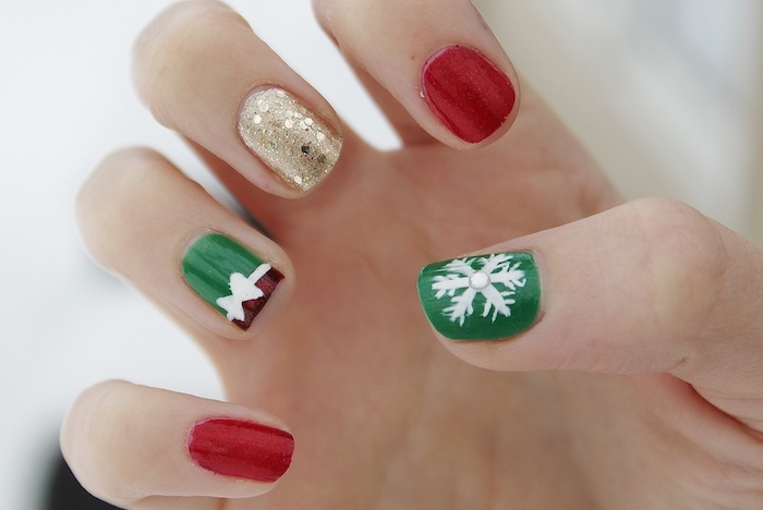 nail art facile pour noel, vernis à ongles vert, rouge et doré, motif noeud blanc et flacon de neige blanc