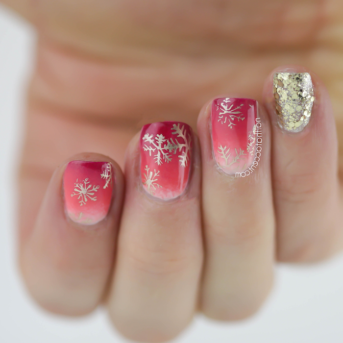 modele nail art à vernis paillettes, rose et rouge avec dessins de flacons de neige dorées, mains femme