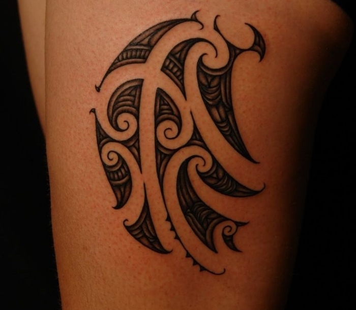 signification tatouage, dessin en encre sur jambe pour femme, tattoo aux motifs tribal