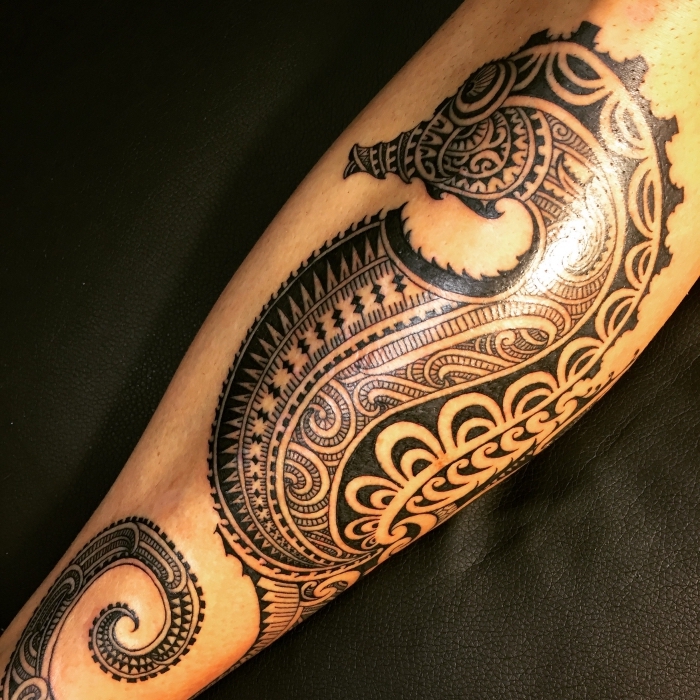 tatouage homme, dessin en encre à design cheval de mer aux motifs tribal et géométriques