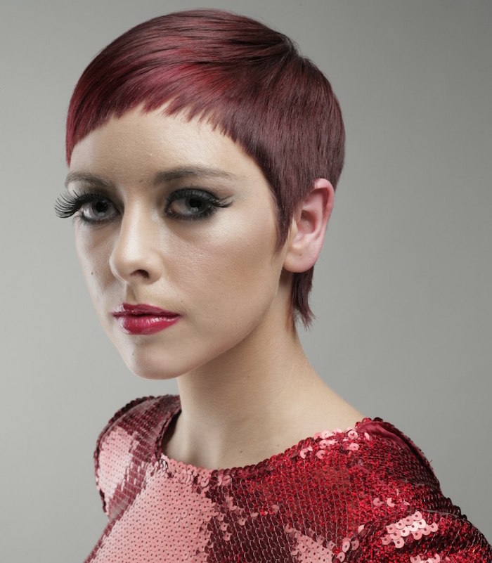 coupe de cheveux femme tres court couleur rouge cordeaux coiffure vitage rétro