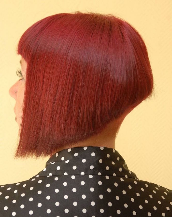 carré plongeant nuque rasee rouge coiffure tendance retro