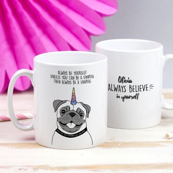 exemple de mug personnalisé blanc avec texte et dessin chien au licorne, idee cado noel ado original