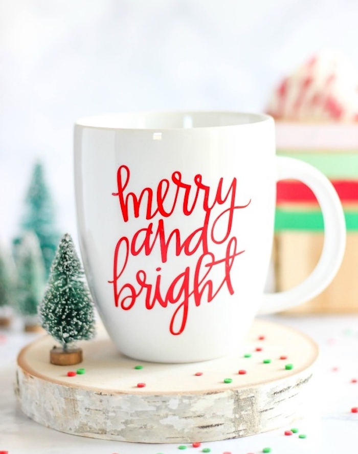 cadeau noel maman, mug personnalisé à écriture rouge sur une tasse à thé, rondelle en bois et petite figurine de sapin de noel vert