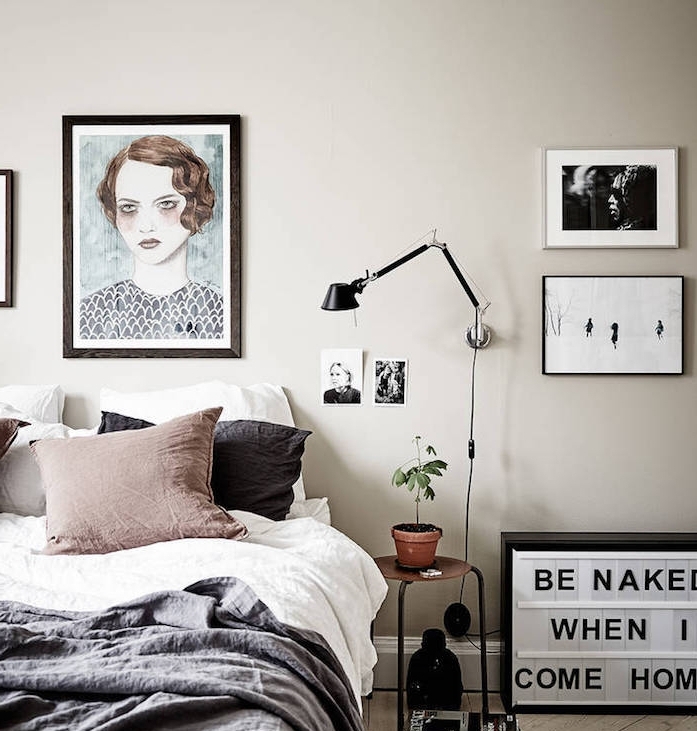 chambre à coucher couleur taupe clair, linge de lit gris anthracite et blanc, coussin marron, murs couleur gris perle, nuance grege, deco murale dessin portrait