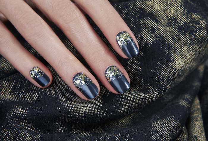 nail art faicle pour noel, vernis à ongles noir avec décoration de paillettees en feille dorée, decoration simple