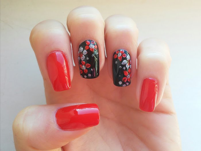 nail art rouge et noir, dessin de motif etoile de noel rouge et argenté, decoration ongles a faire soi meme