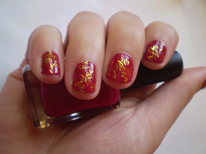 nail art rouge simple embelli par des paillettes dorées, idée comment décorer ses ongles pour noel