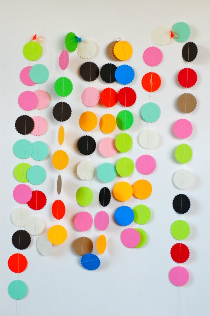 loisir creatif, modèle de guirlande décorative fait main de cercles en papier coloré