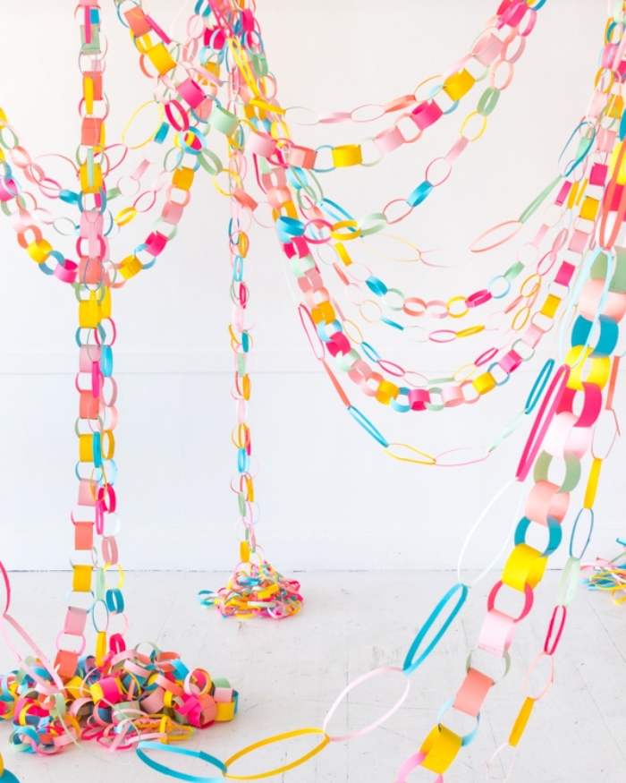 loisir creatif, modèle de guirlande facile de papier en couleurs, décoration de fête à fabriquer soi-même