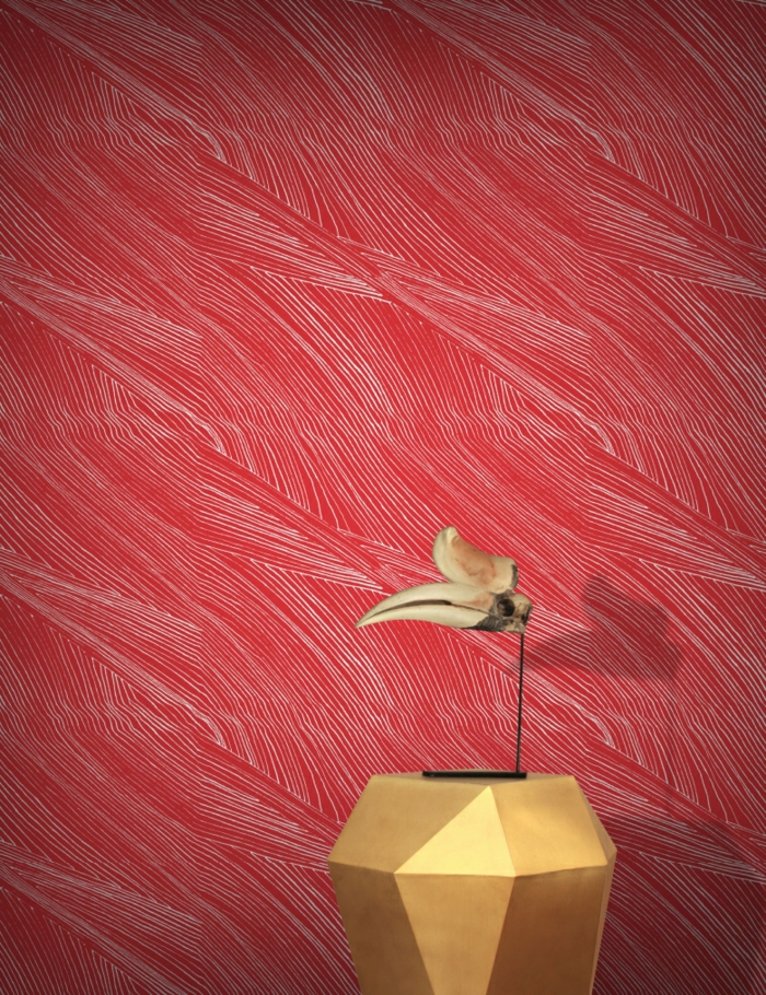 papier peint trompe l'oeil en rouge et noir, avec des motifs abstraits, petit vase en couleur or, avec décoration oiseau en couleur or 