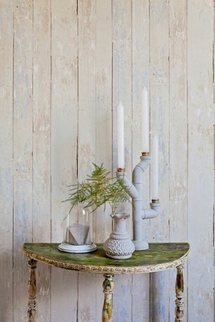papier peint imitation lambris en couleur grise claire, motifs bois rude, entrée avec table en style shabby chic, effet vieilli en vert et blanc, avec bougeoir fabrication maison à partir de tubes hydrauliques,petit vase blanc