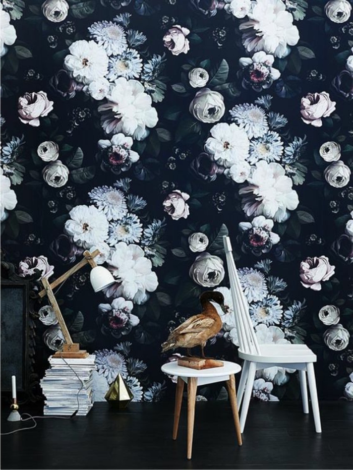 papier peint trompe l'oeil avec des grandes fleurs blanches sur fond noir, sol noir, avec chaise peinte en blanc, papier peint liberty