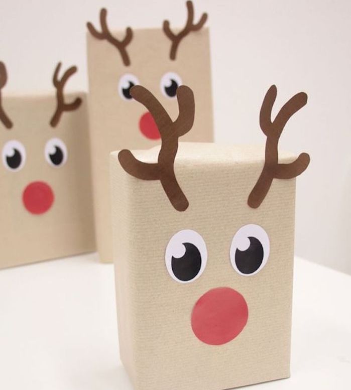 comment faire un paquet cadeau en papier kraft avec motif rudolphe le renne, nez rouge, des yeux et bois en papier