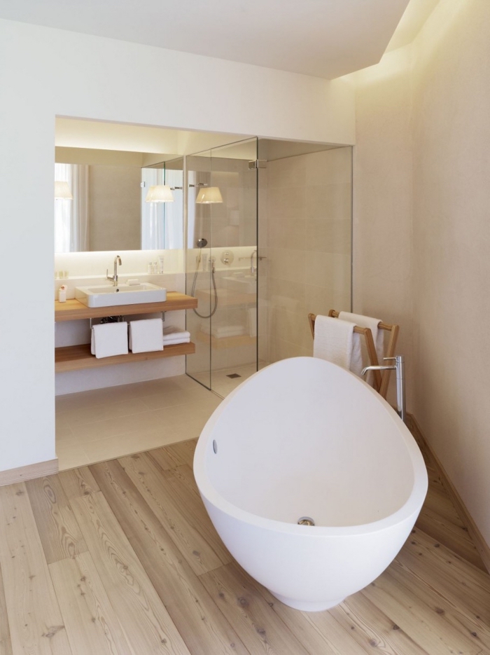 meuble salle de bain, plafond suspendu avec éclairage led et plancher en bois clair, meubles sous lavabo en bois clair