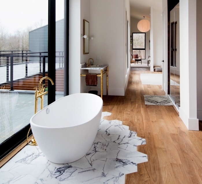 plancher salle de bain, revêtement de sol avec parquet de bois et carrelage à design marbre, modèle de baignoire blanche avec robinet doré