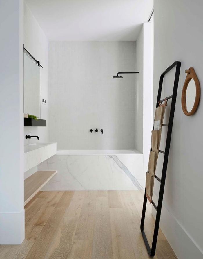 meuble sous vasque salle de bain, déco avec murs blancs et plancher en bois clair, baignoire rectangulaire à design marbre