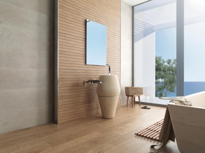 stratifié salle de bain, déco de salle de bain avec meubles en bois, plancher en bois et plafond blanc avec fenêtre surdimensionnée
