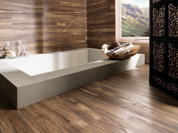 revetement salle de bain, déco pièce humide avec revêtement des murs et de sol en bois, modèle de baignoire rectangulaire en béton