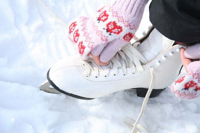 patins à glace blancs, design classique, idée cadeau noel ado fille qui aime la patinage, gants en rouge, rose et blanc