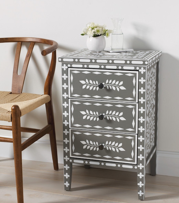 table d appoint, un meuble de rangement en gris avec motifs floraux dessinés au pochoir, couleur blanche, exemple de meuble relooké