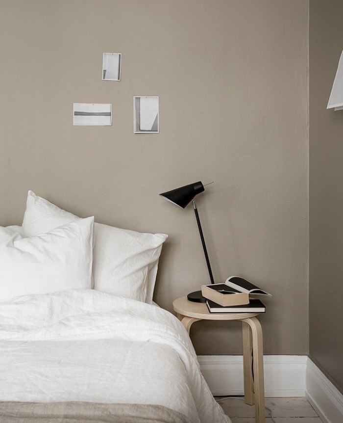couleur taupe clair sur les murs d une chambre à coucher en gris et blanc, linge de lit lin blanc, table de noir bois clair, lampe de chevet noire design