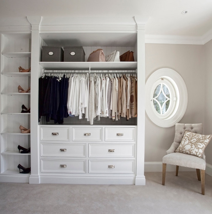 peinture couleur ficelle dans une chambre à coucher simple, dressing ouvert avec tiroirs et rangement chaussures, chaise grise