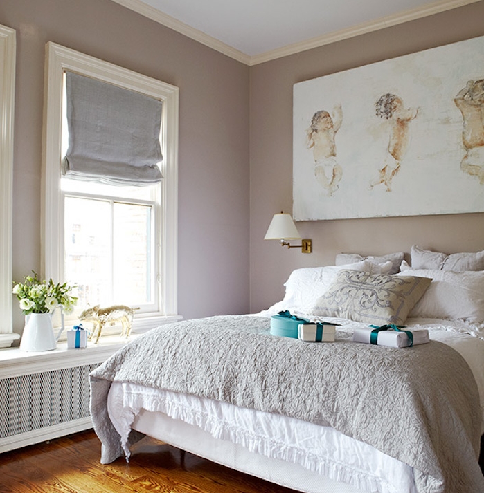 chambre à coucher murs taupe couleur, linge de lit gris et blanc, parquet clair, fleurs fraiches dans un vase, panneau décoratif blanc, dessin bébés