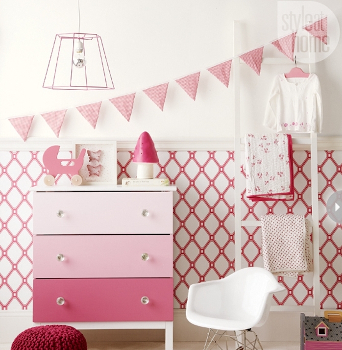 repeindre un meuble à effet ombré, peinture couleur rose, amenagement chambre enfant fille, en rose et blanc, ambiance cocooning