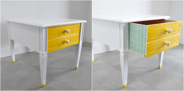 exemple de peinture pour meuble couleur jaune pour la facade des tiroirs d un meuble repeint en blanc, côtés tiroirs décorés de papier peint original