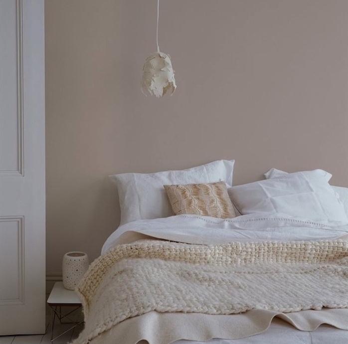 deco chambre a coucher couleur taupe sur les murs, linge de lit blanc et beige, suspension blanche originale
