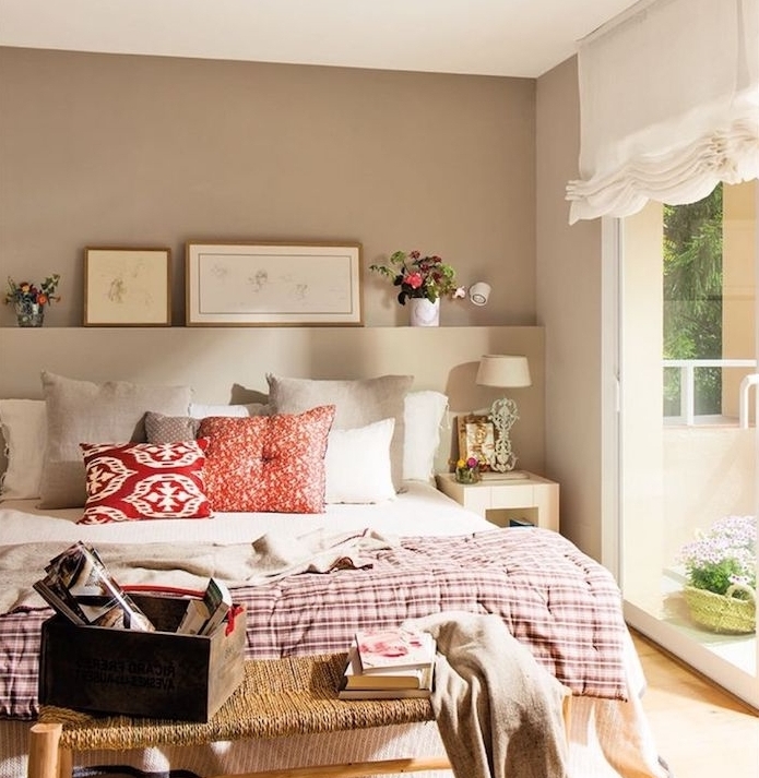 chambre à coucher peinture couleur ficelle, linge de lit blanc, gris, rouge et couverture en blanc et bordeaux, bout de lit diy, bouquets de fleurs