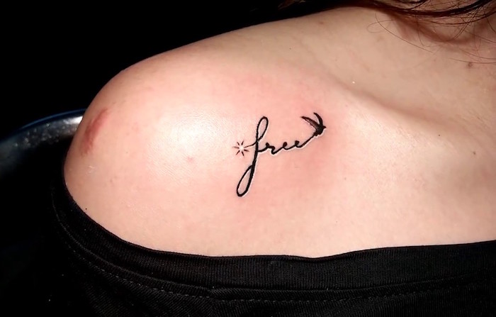 petit tatouage épaule liberté free femme