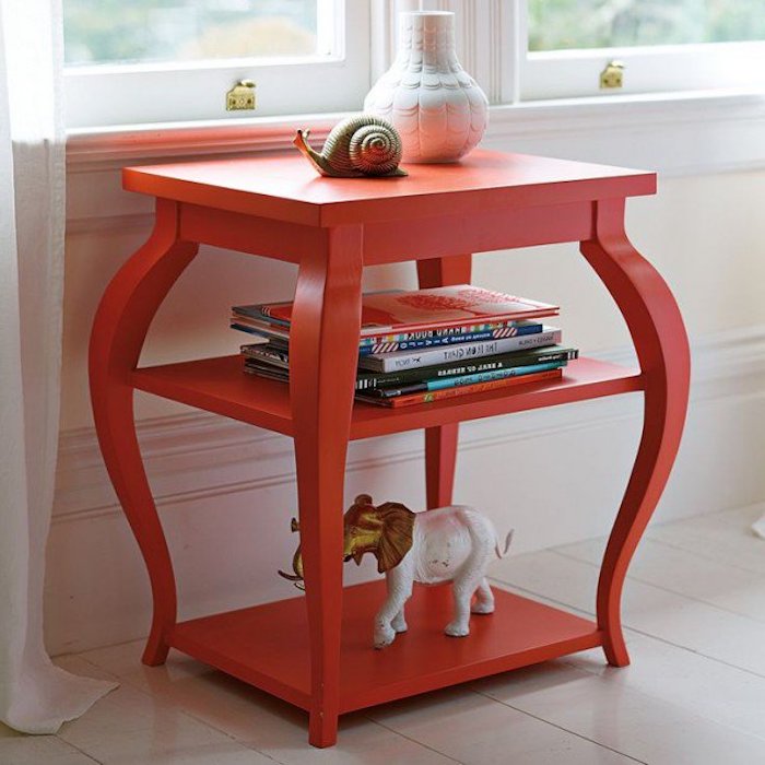 exemple de table d appoint repeinte en rouge, customiser meuble ancien, pile de livres, accessoires decoratifs