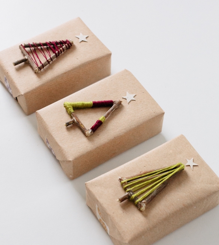 boite cadeau noel en papier kraft avec des sapins miniatures en brindilles de bois et de la laine