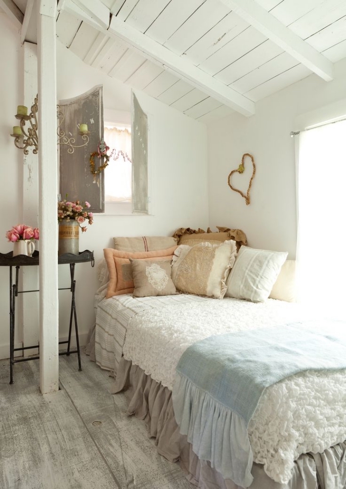 amenager comble, décoration de petite chambre à coucher sous plafond aux murs blancs et plancher en bois