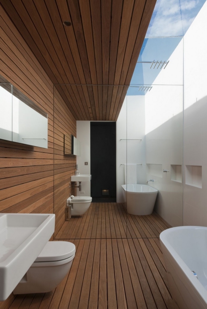 revetement de sol salle de bain, aménagement de pièce en longueur avec revêtement en bois et paroi en verre