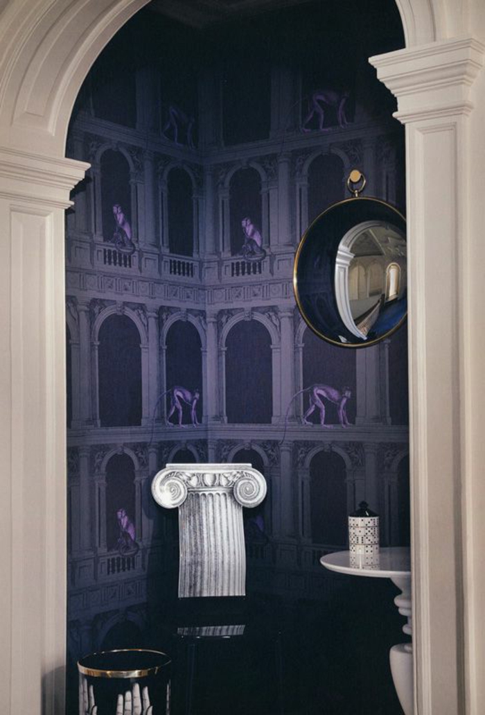 papier peint trompe l'oeil avec des colonnes en bleu et violet, arque en blanc, colonne en style grec, table blanche ronde, miroir sorcière en forme de pendule