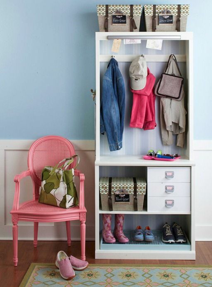 comment decorer un couloir en bleu pastel, blanc et rose, armoire IKEA blanche ouverte, chaise vintage peinte en rose, tapis en vert menthe, beige et jaune 