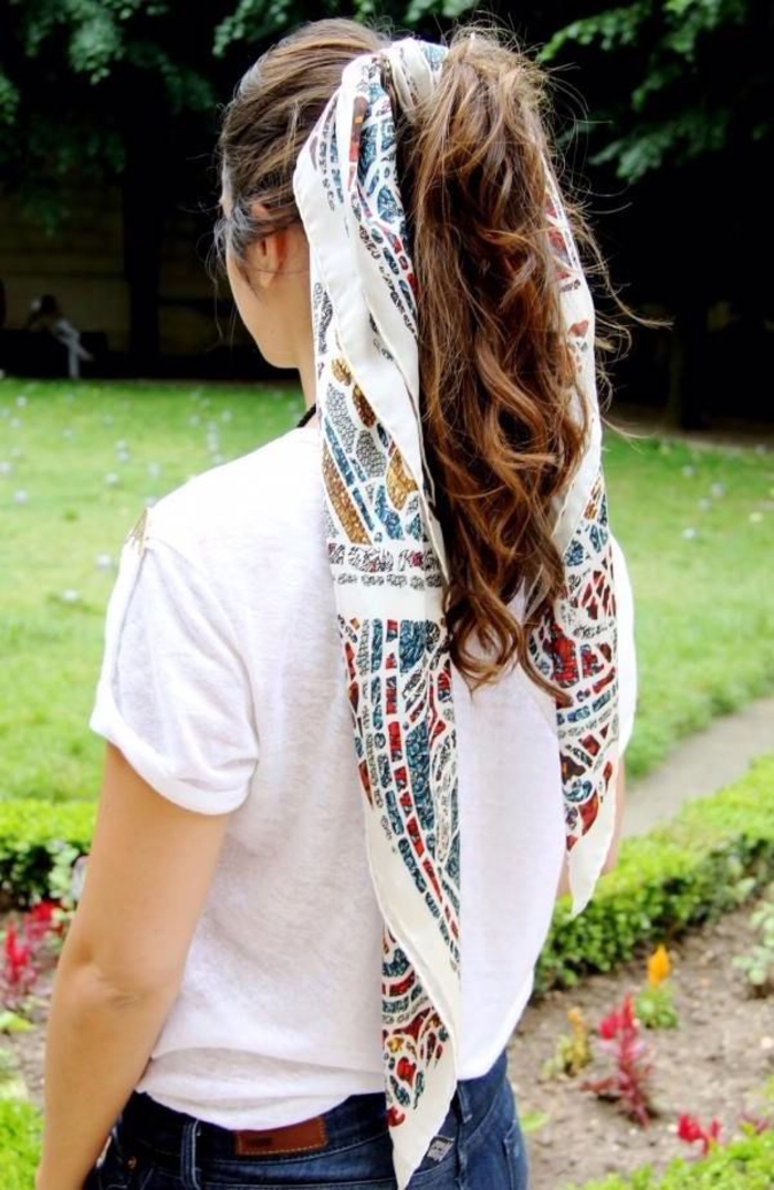 coiffure femme année 50 queue-de-cheval ondulée attachée avec un foulard pour un look décontracté en été