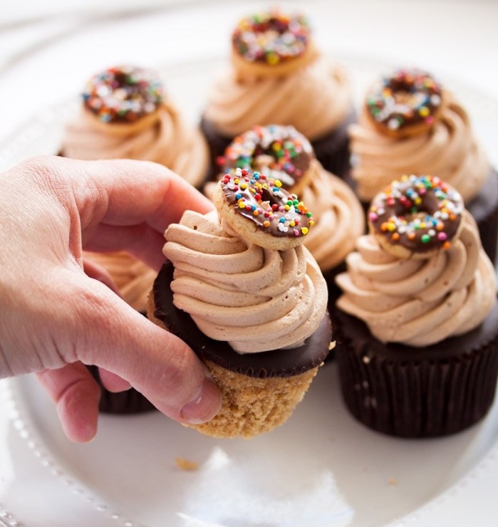 idée de cupcakes au chocolat avec napapge au chocolat et décoration de petit donut, beignet, idée comment faire un glacage