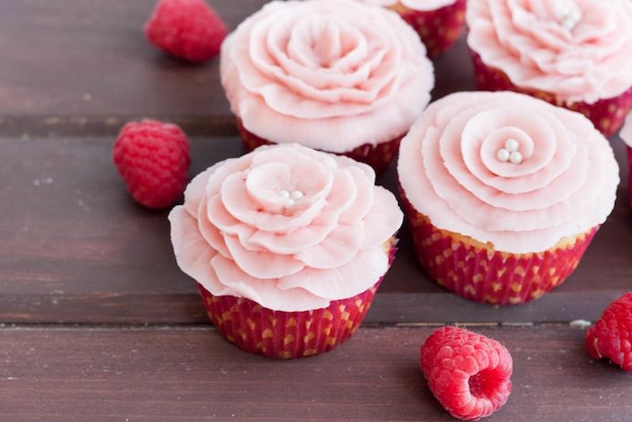recette glaçage cupcakes original, couleur rose en forme de fleur à pétales roses et perles blanches au milieu
