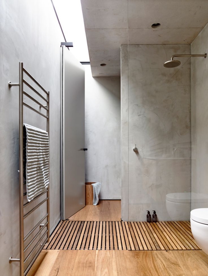 parquet stratifié salle de bain, déco salle de bain aux murs gris et cuvette suspendue en blanc