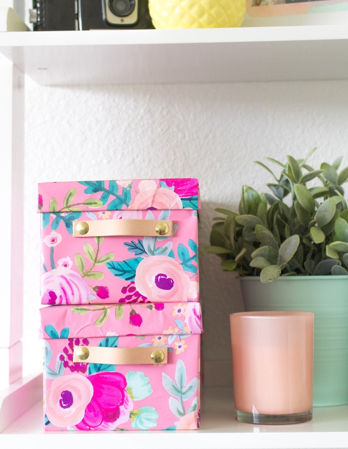 idee comment recycler des boites de chaussures, décoration avec du papier coloré à imprimé floral pour créer une boite de rangement, cadeau de noel a fabriquer