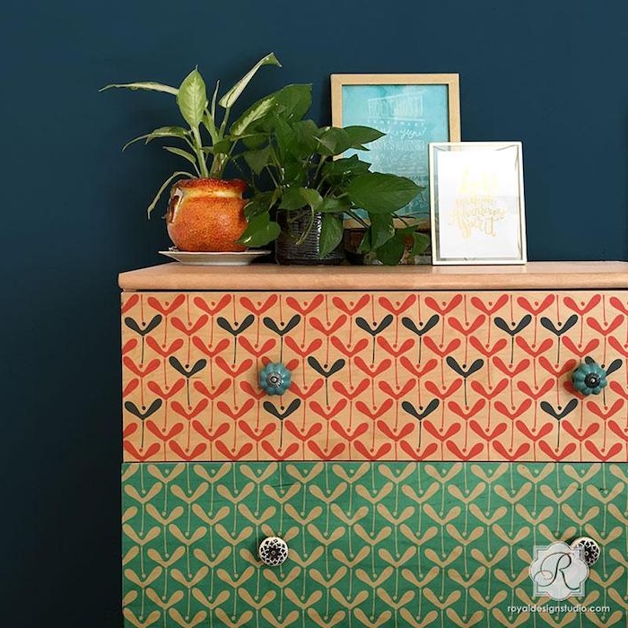 peindre un meuble à motifs intéressants, peinture marron clair et verte, boutons vintage, plantes vertes et cadres photo