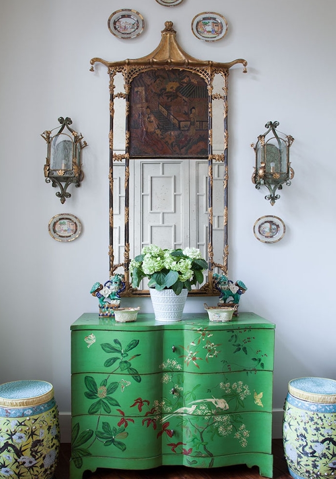 idée comment repeindre un meuble ancien, une commode couleur verte à motifs floraux, plantes vertes, accessoires deco orientale